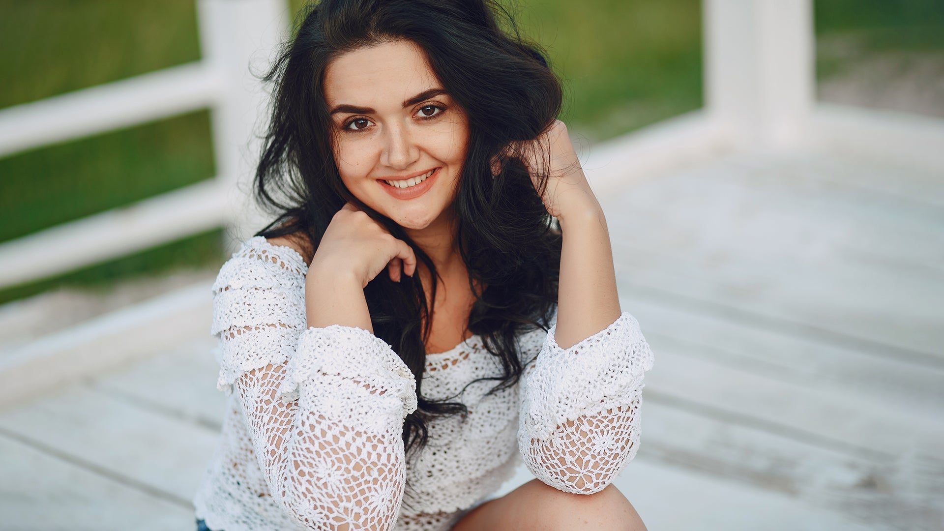 Why Your Perfume Smells Different Outdoors vs Indoors — The Real Science Explained