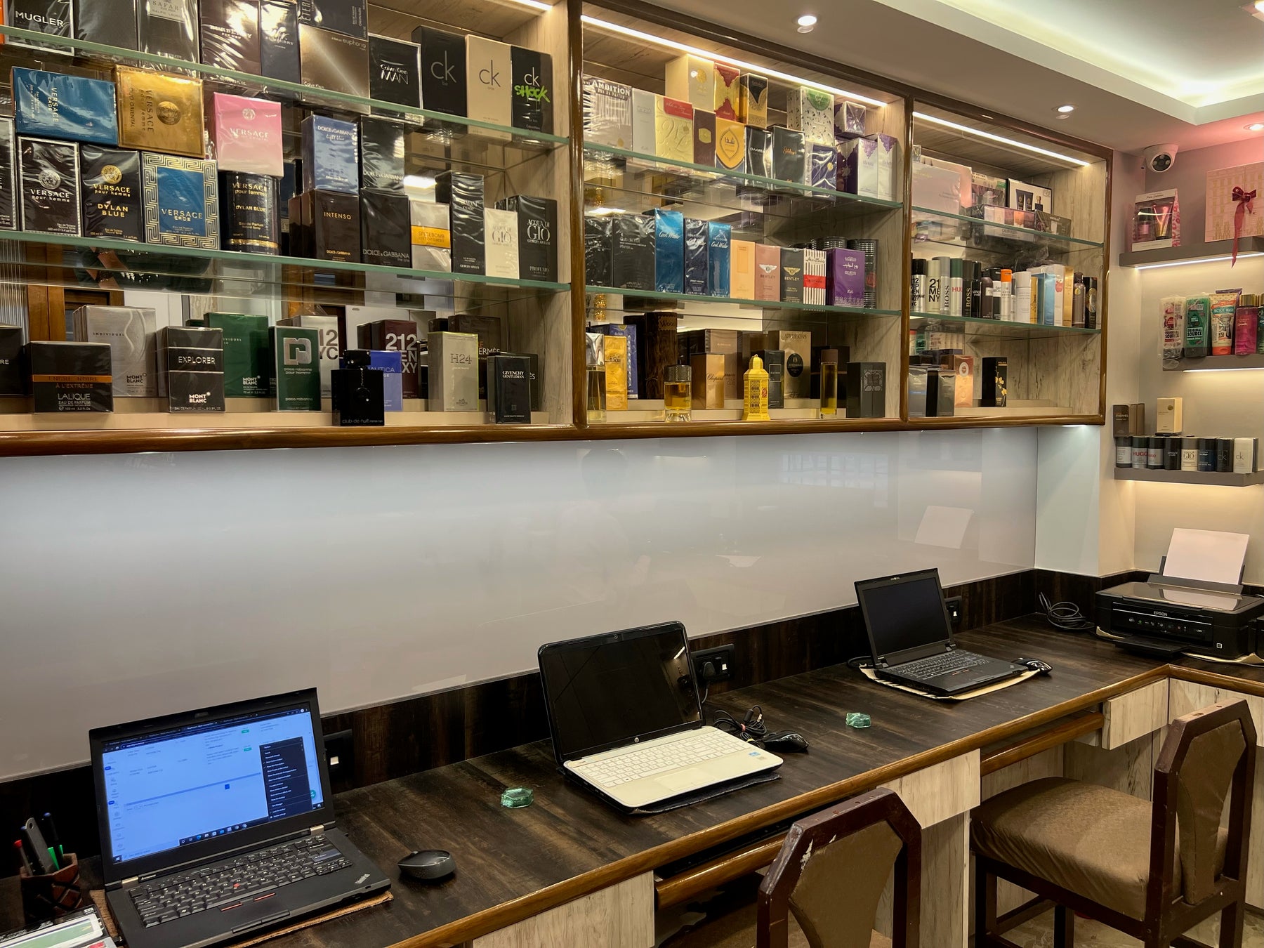 FridayCharm showroom